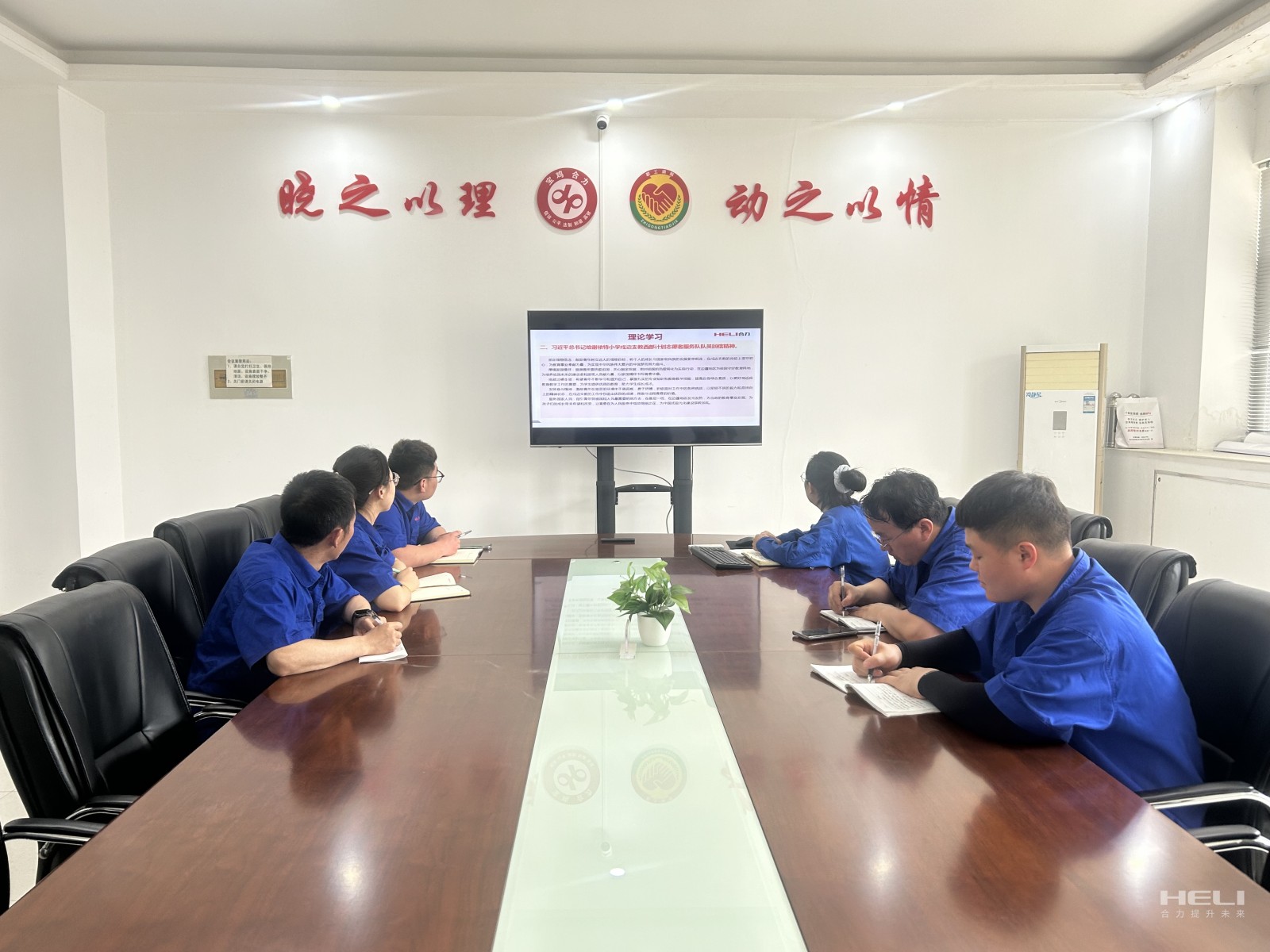 張蕊帶領全體團干部學習.jpg 張蕊帶領全體團干部學習.jpg